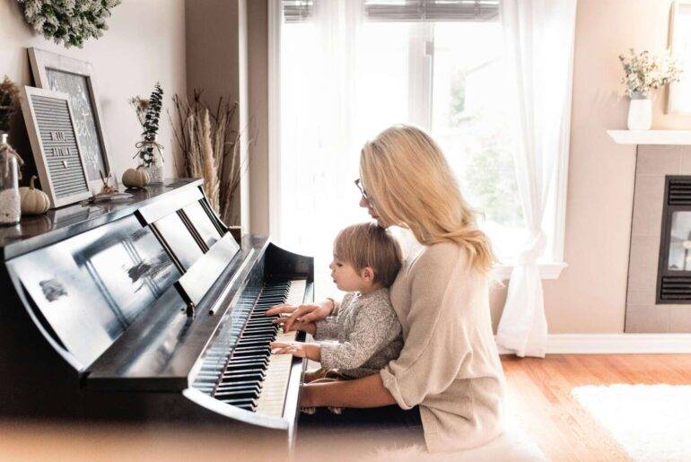 Gemeinsam musizieren hilft dem Gehirn deines Kindes!