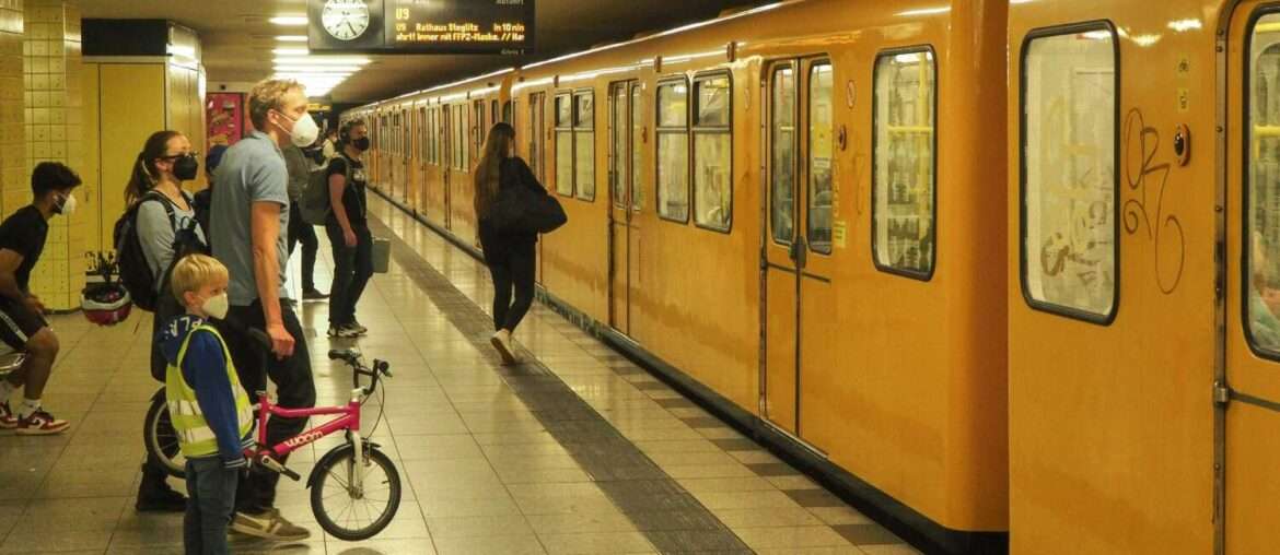 U-Bahn fahren mit Kindern beim Citytrip