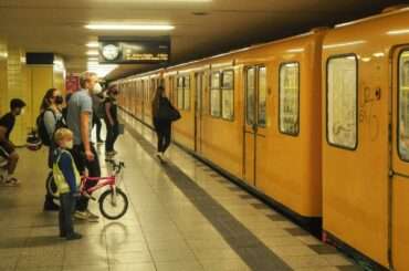 U-Bahn fahren mit Kindern beim Citytrip