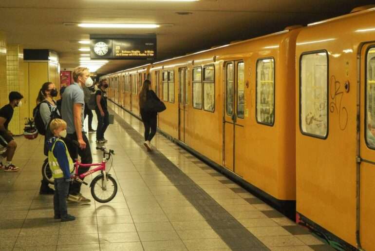 U-Bahn fahren mit Kindern beim Citytrip